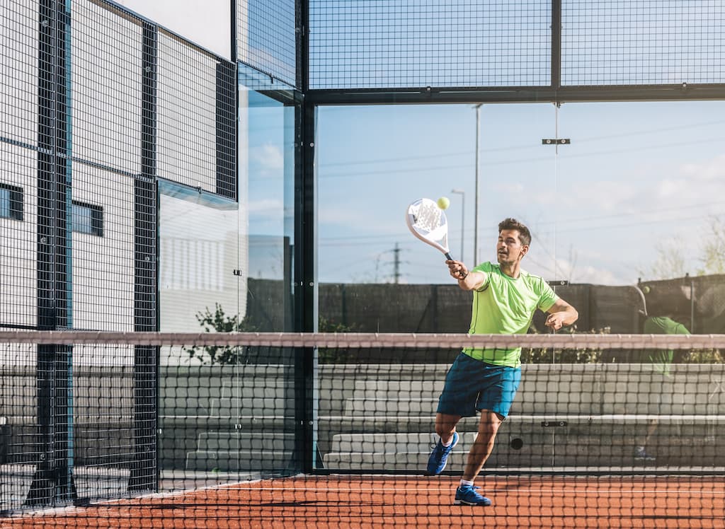 Advantages and Disadvantages of Indoor vs. Outdoor Padel Courts